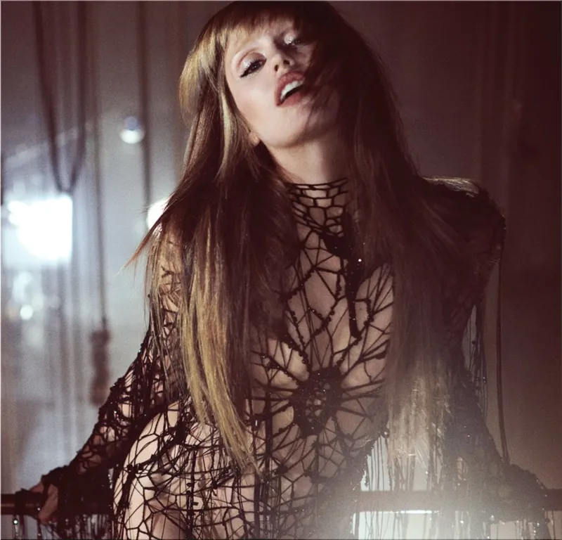 Miley Cyrus Unveils 'Something Beautiful'